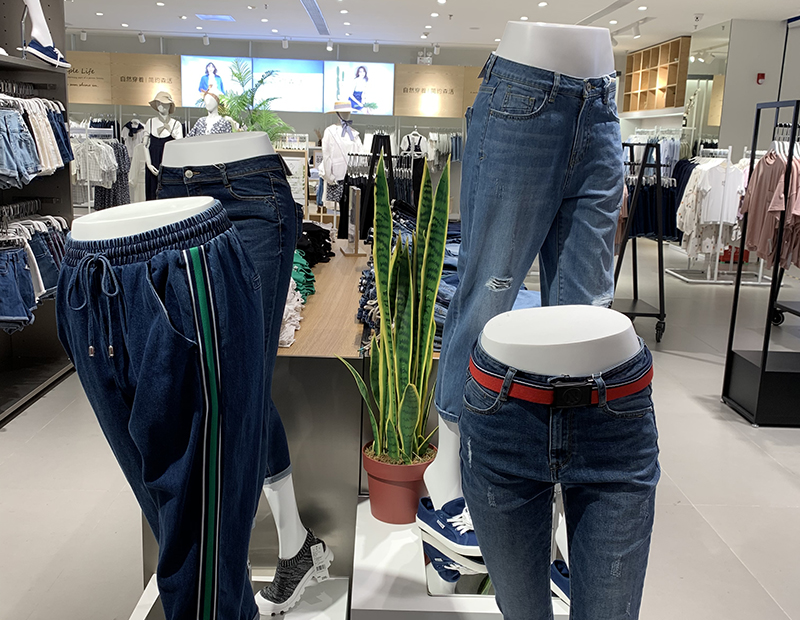 摆放在服装店